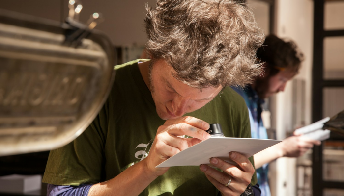 美国最新疫情丧：危机时刻的科学应对与社会反思